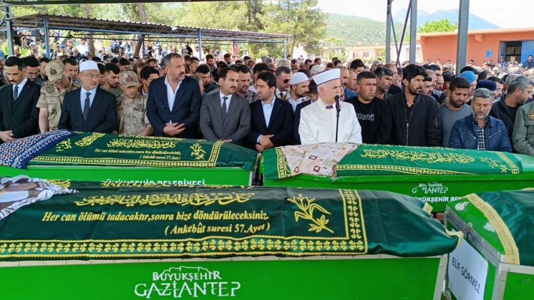 Gaziantep’ten yürek yakan fotoğraf! Yan yana toprağa verildiler 51